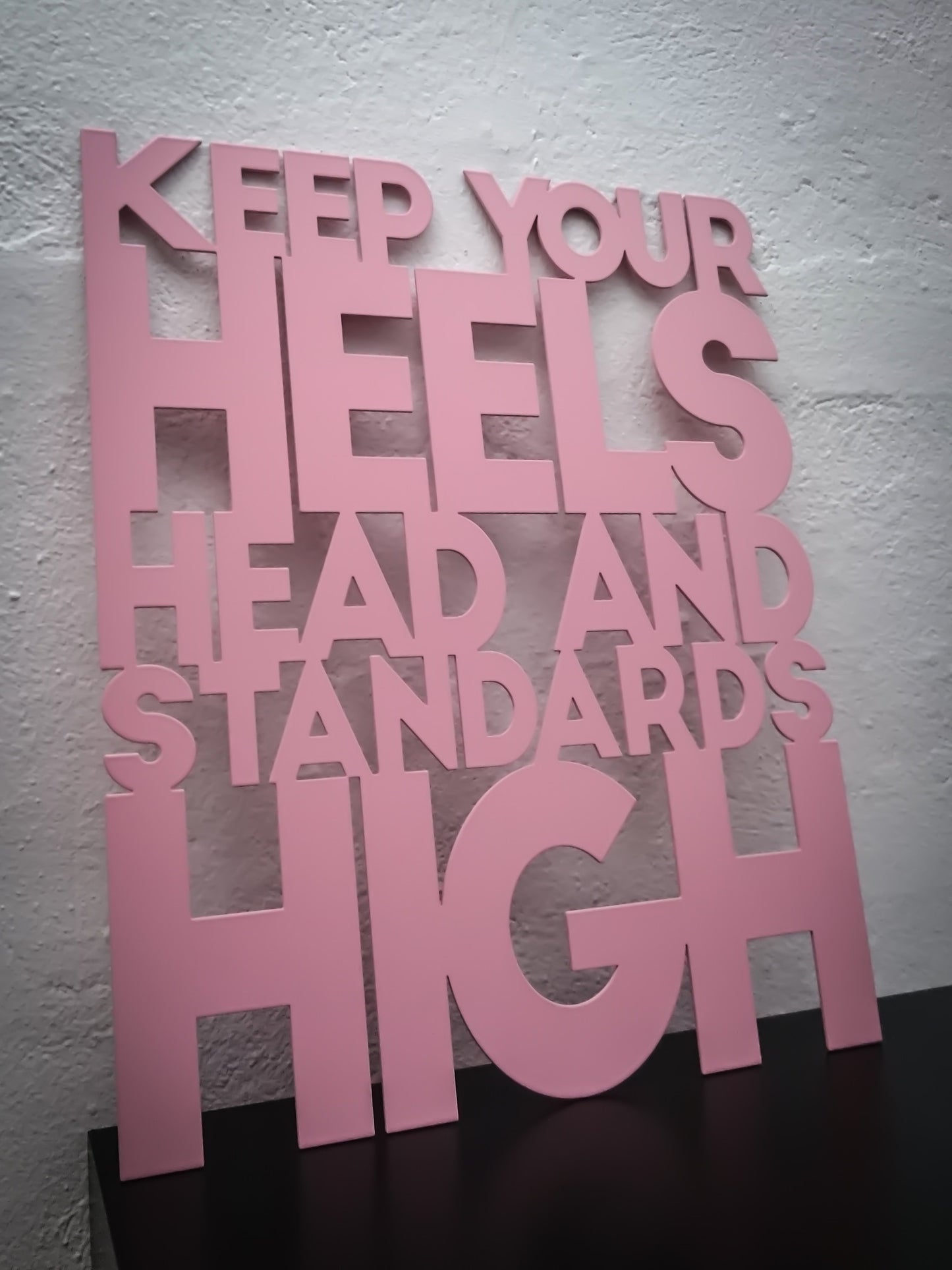 Citat skilt - Keep your heels head and standards high