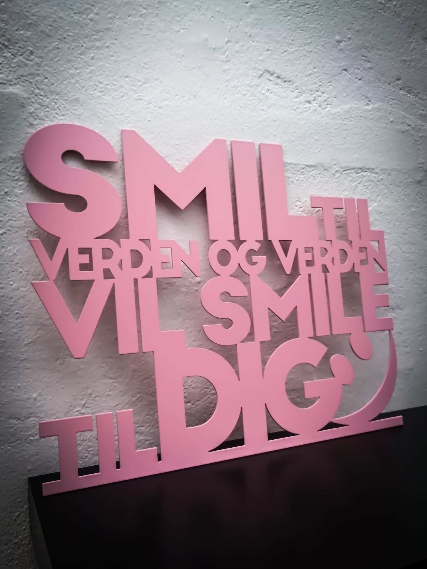 Smile to the world and the world will smile to you - Pink lacquered 41x33cm