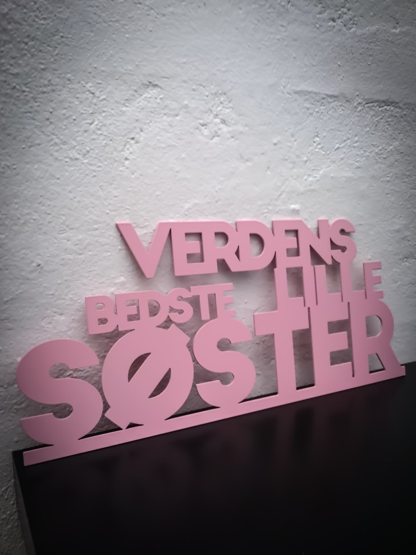World's best little sister - Pink lacquered 42x18.5cm
