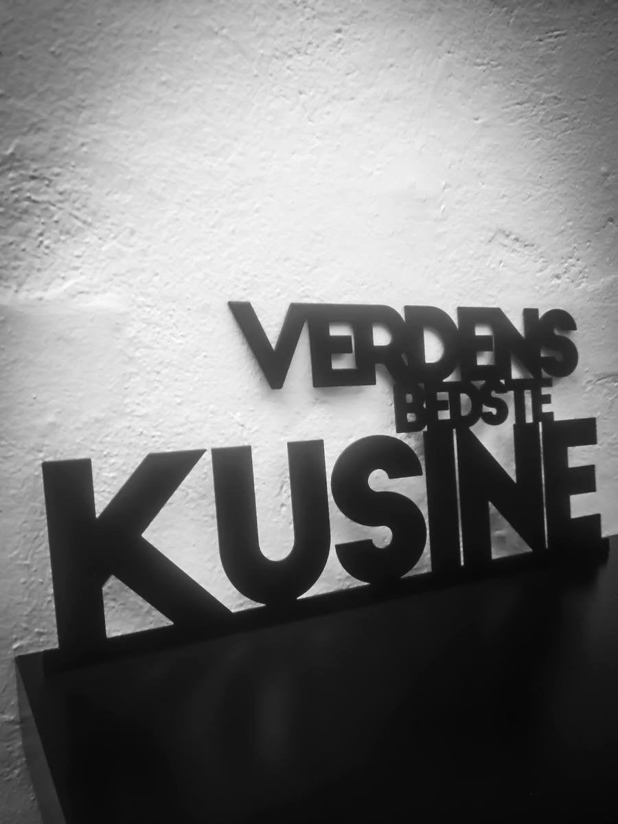 Verdens bedste kusine - Sortlakeret 40x18cm