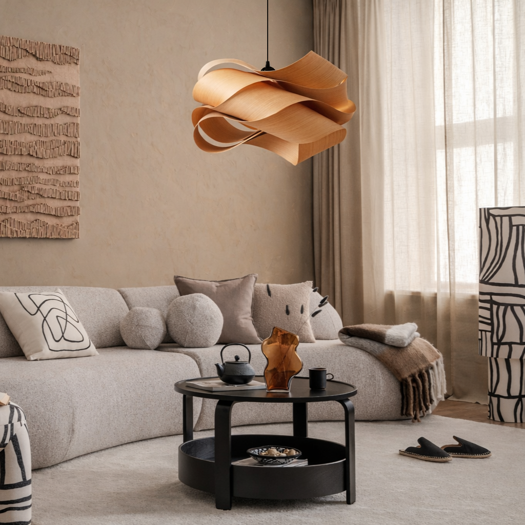 Aura Twist pendel i træ over sofabord