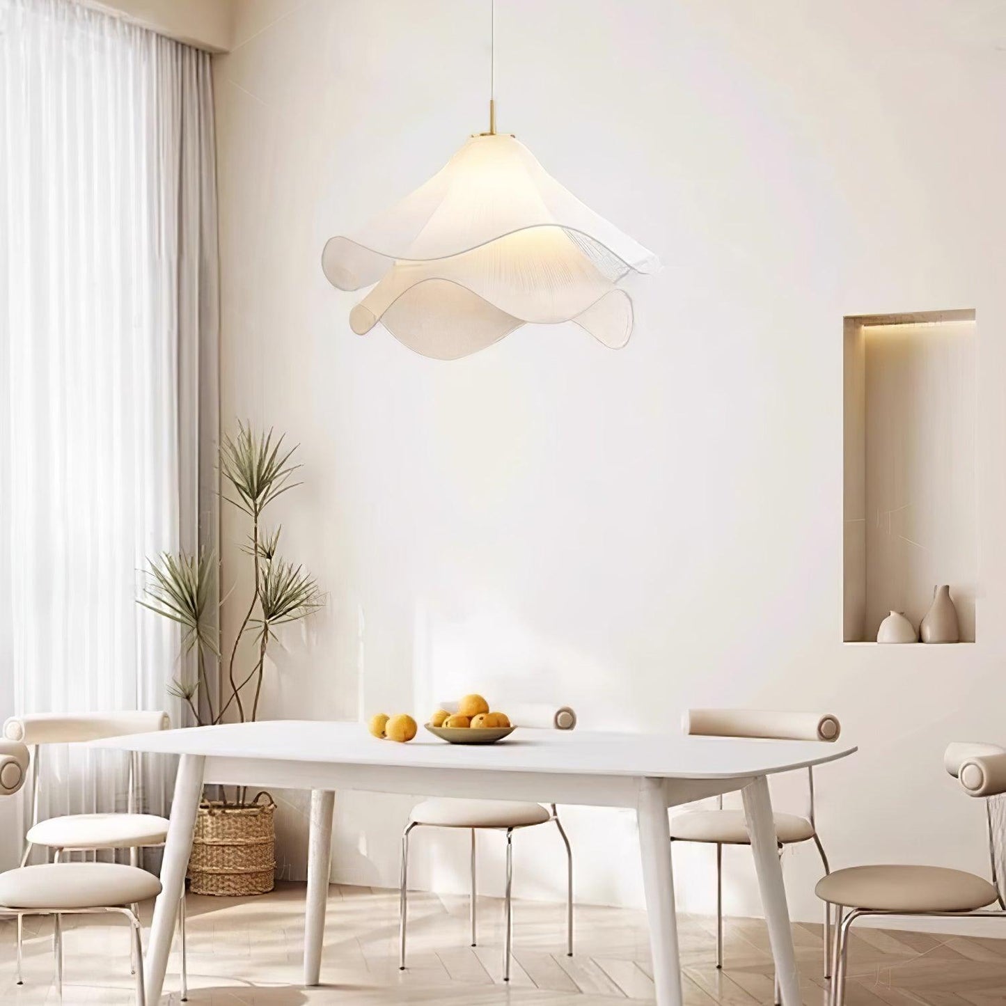 Ethereal Bloom pendellampe over spisebord i skandinavisk indretning