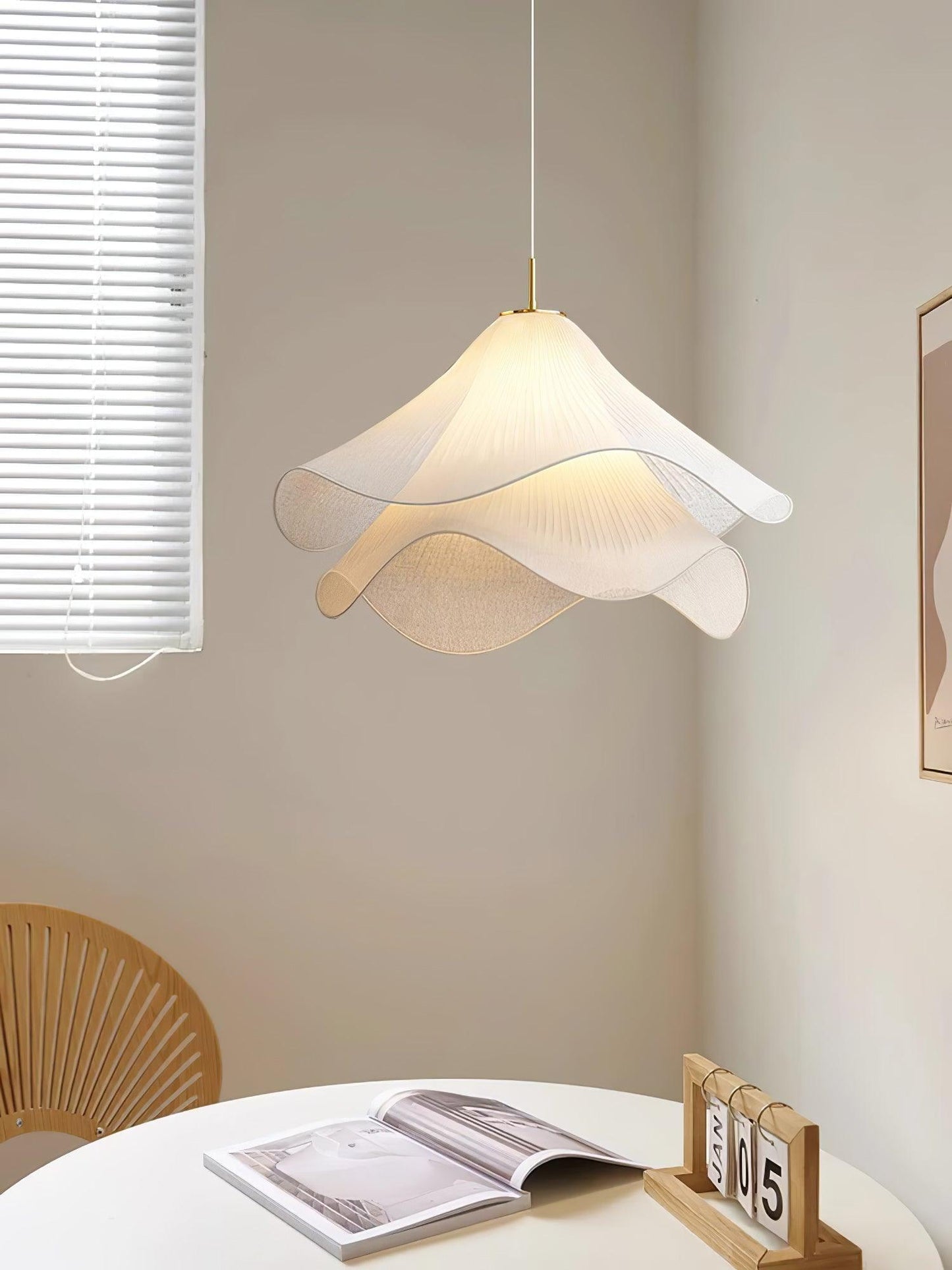 Ethereal Bloom pendellampe over bord med stemningslys