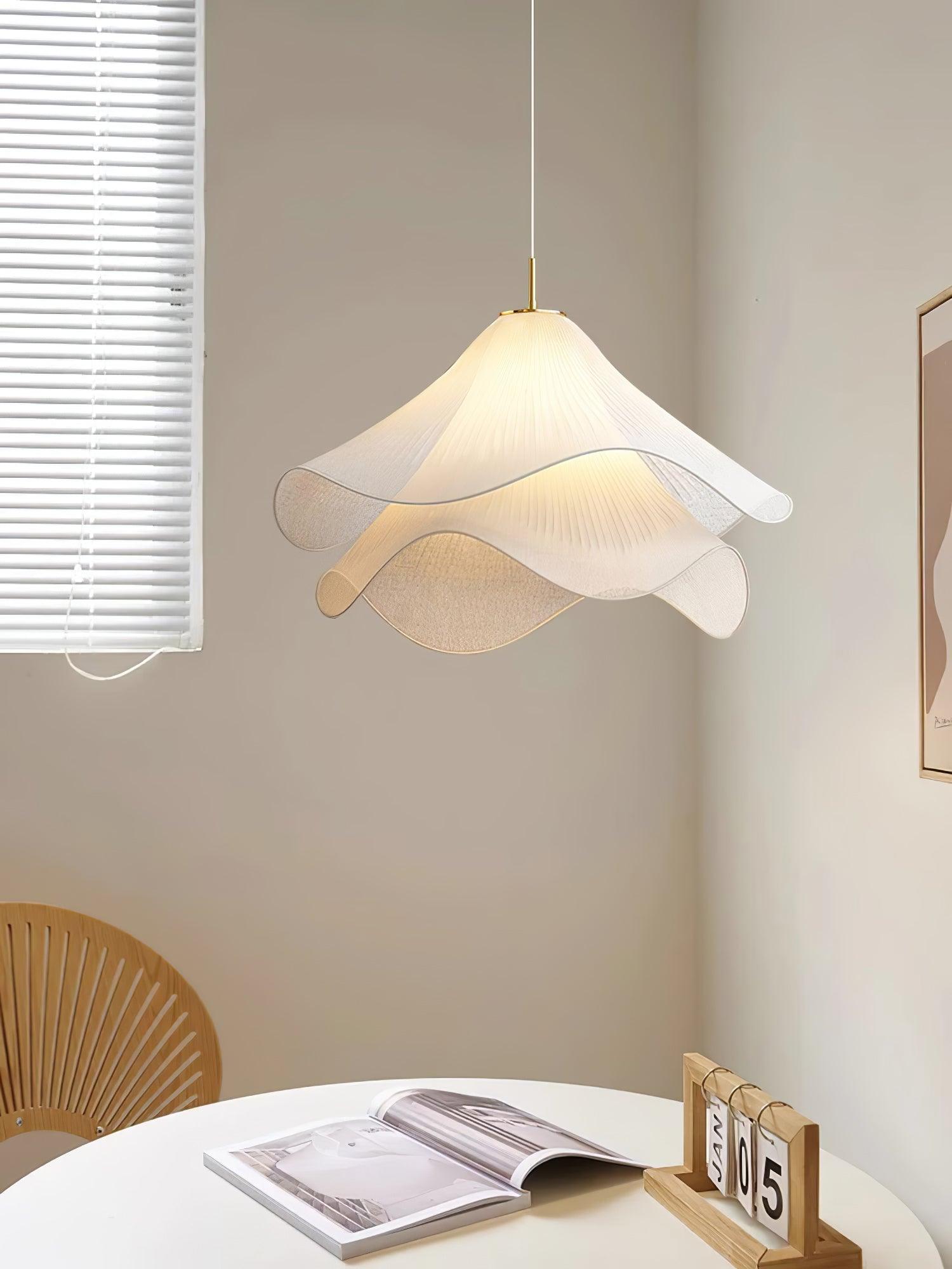 Ethereal Bloom pendellampe over bord med stemningslys