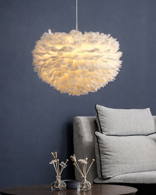 Lufira pendellampe i hvide gåsefjer med let og svævende design