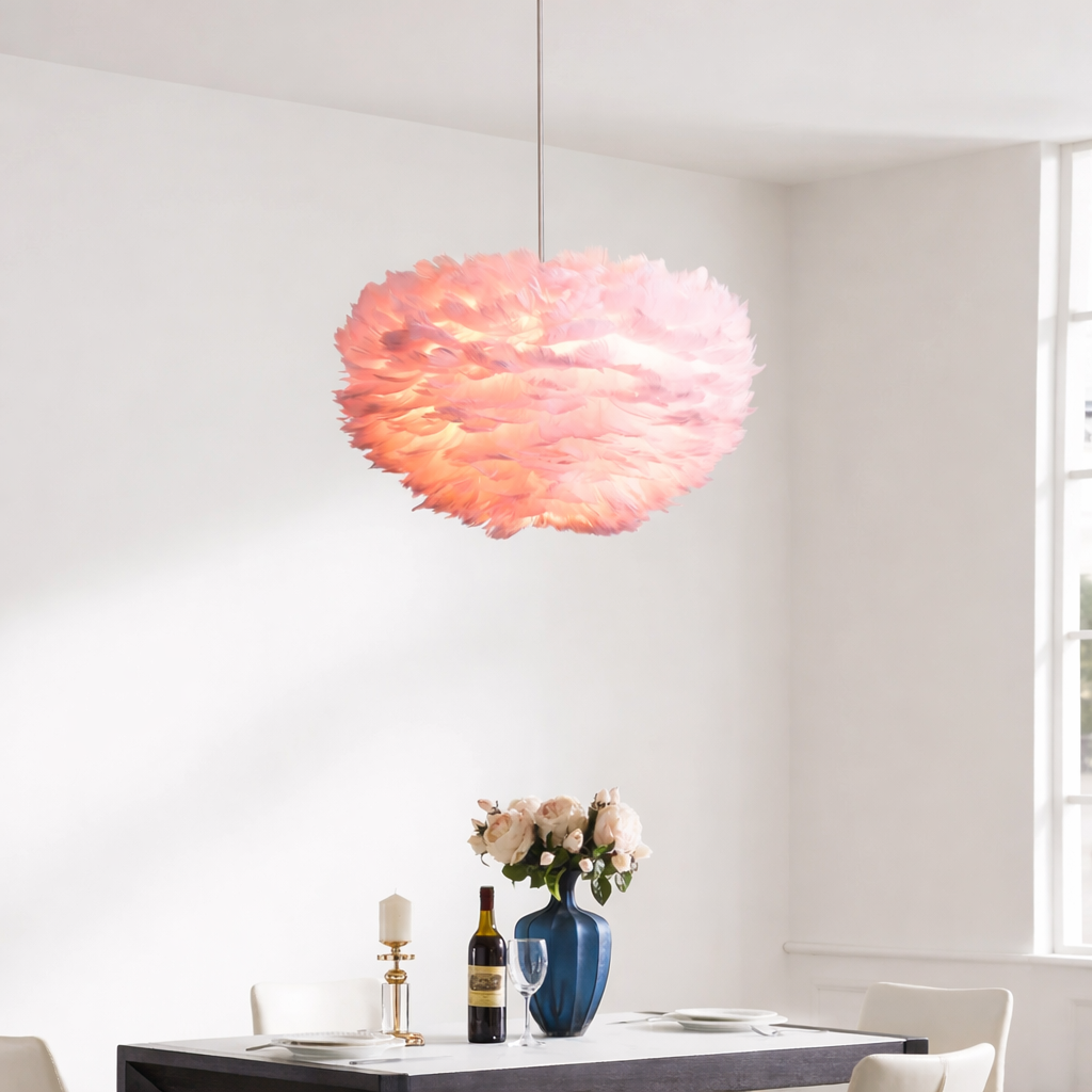 Pink fjer pendellampe over spisebord
