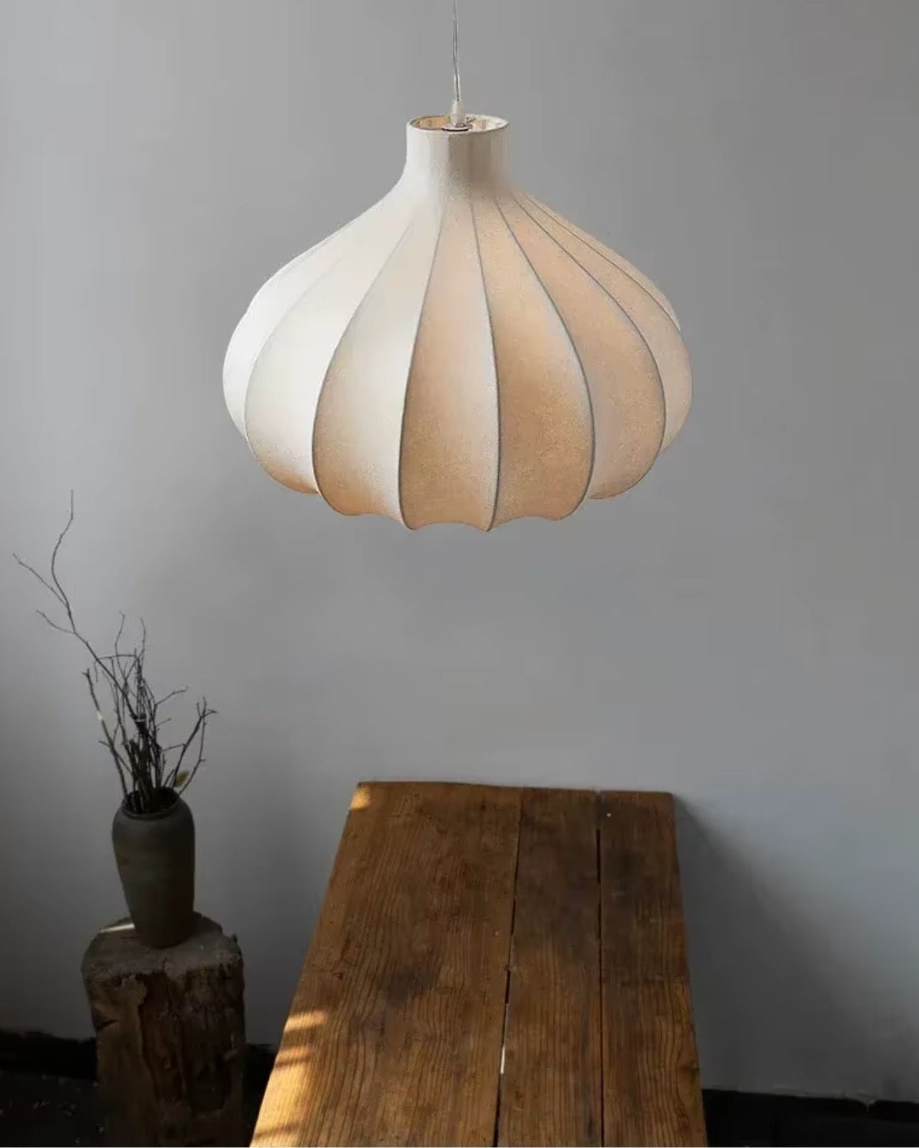 Organisk loftlampe i roligt og moderne interiør.