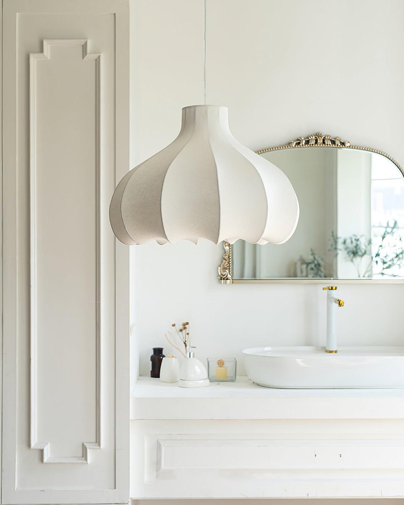 Organisk loftlampe i roligt og moderne interiør.