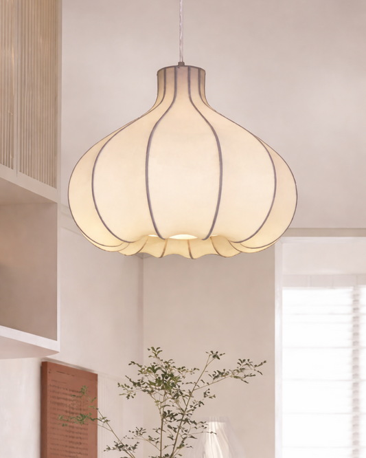 Elegant silkependel med bløde, organiske linjer.