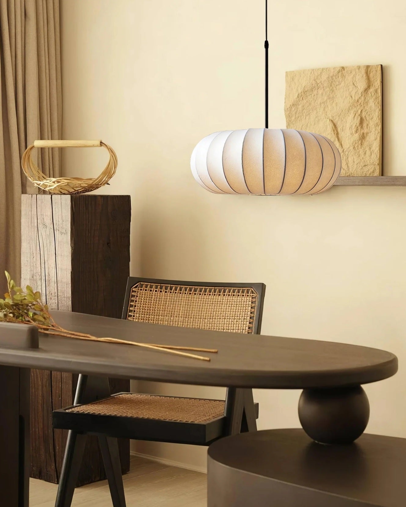 Pumpkin Glow pendellampe over bord i skandinavisk indretning