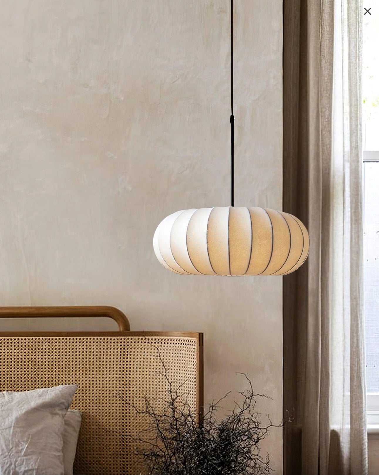 Pumpkin Glow pendellampe ved vindue i minimalistisk hjem