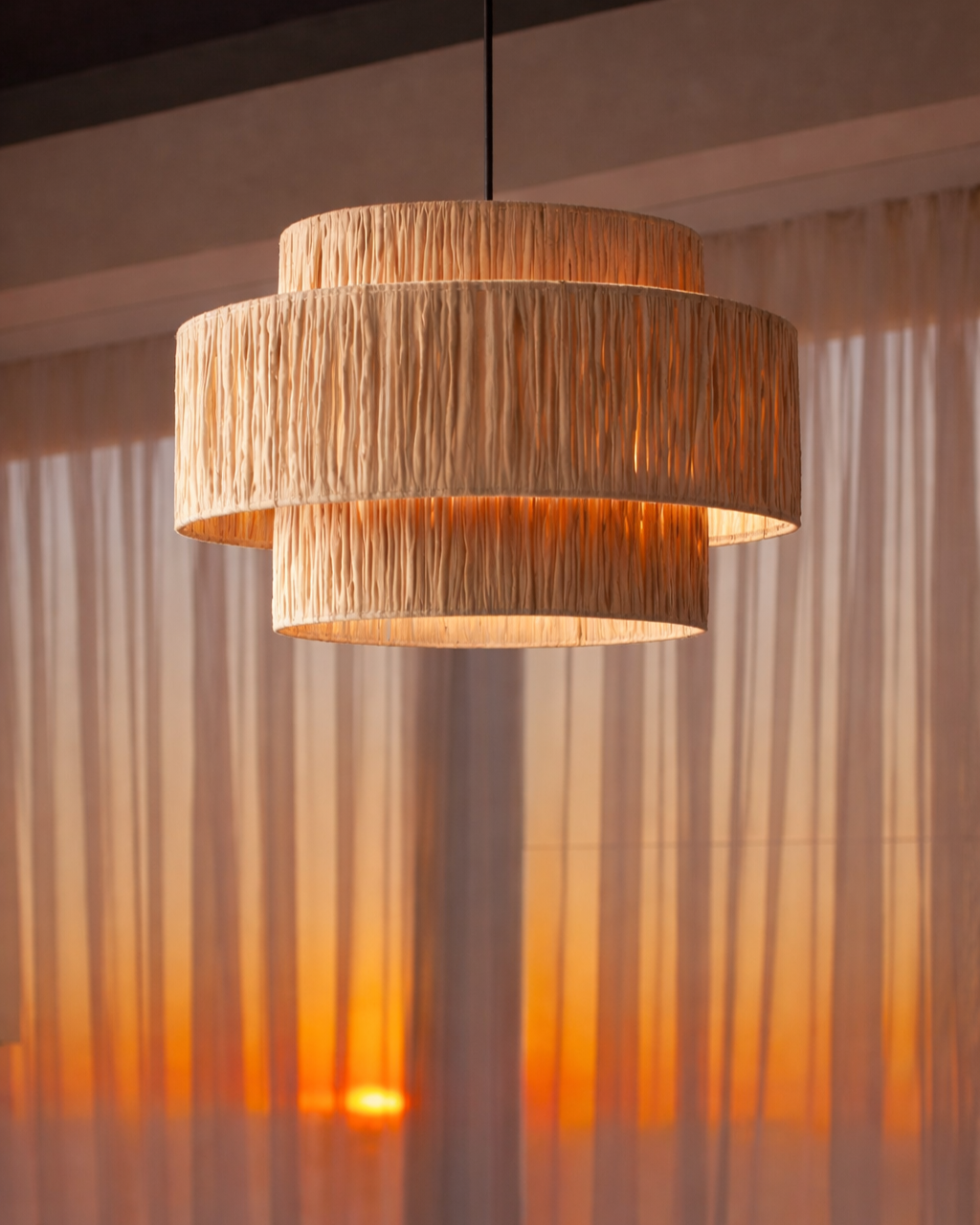 Samoa pendellampe i raffia med varm solnedgang i baggrunden