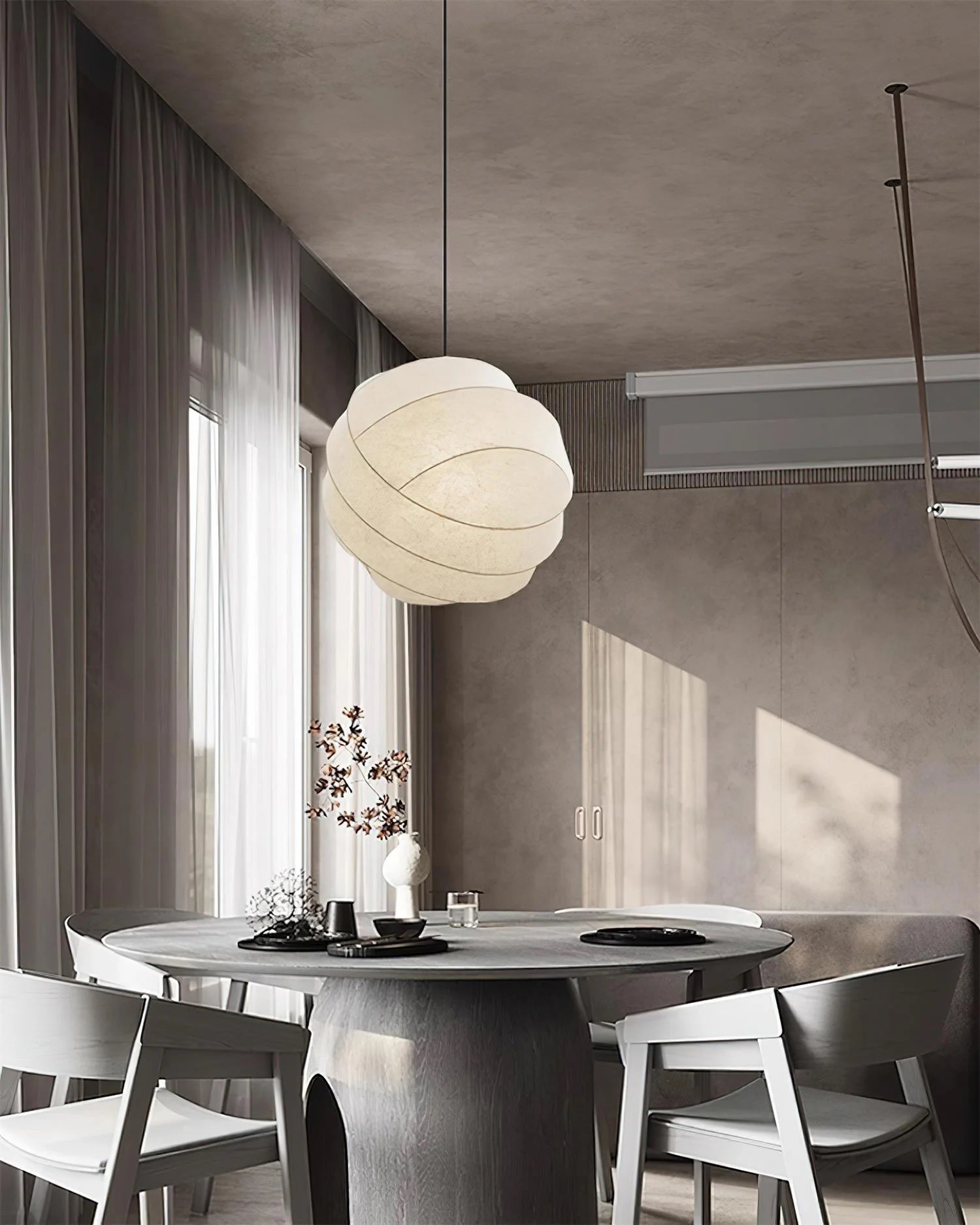 Silk Moon pendellampe i minimalistisk spisestue