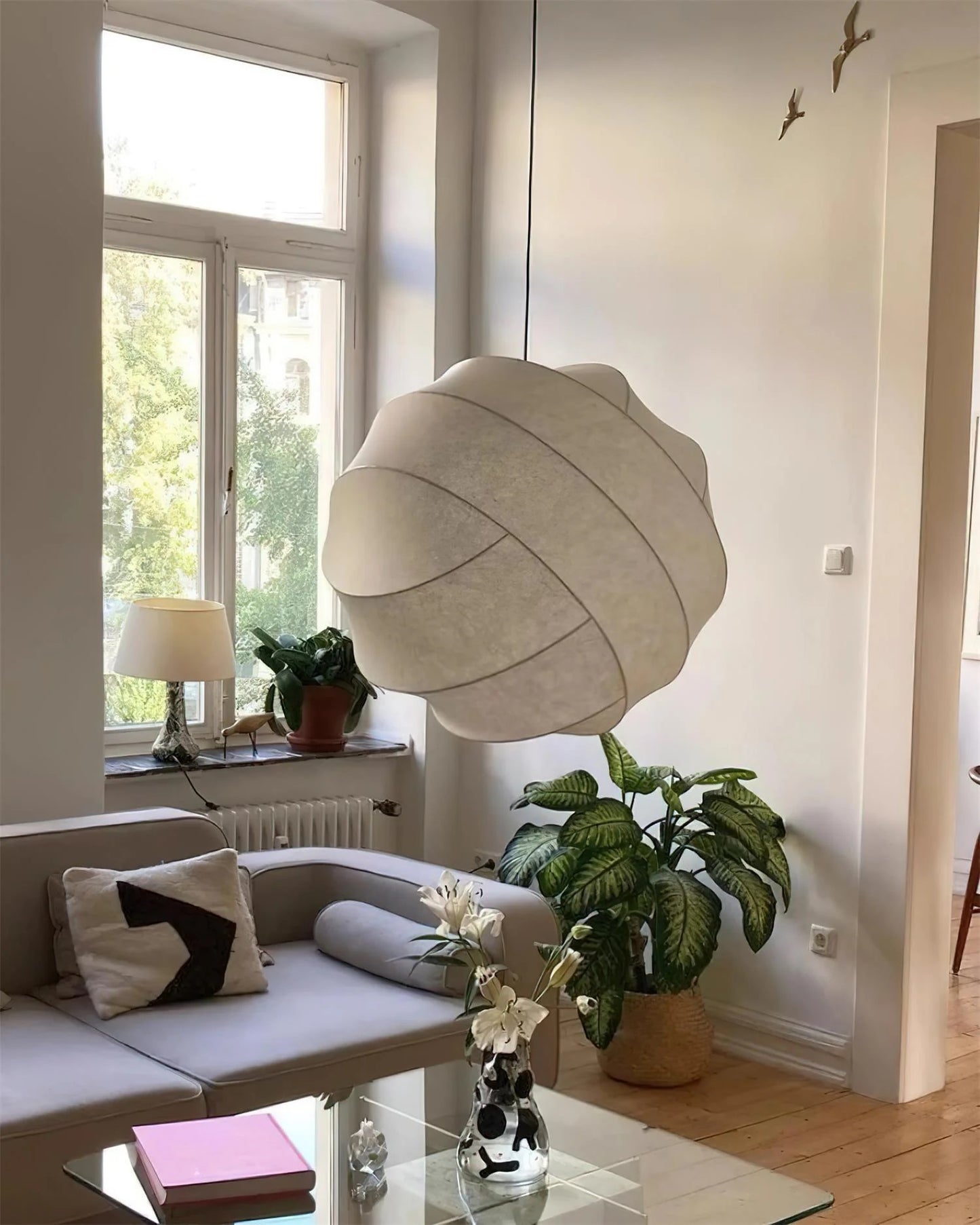 Silk Moon pendellampe i stue med naturligt dagslys