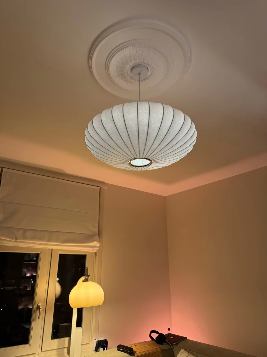 UFO Glow pendellampe over sofa med varmt lys