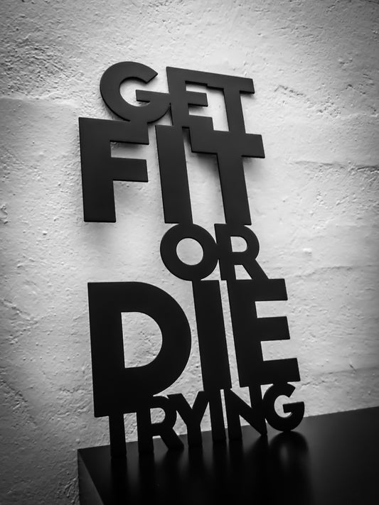 Skilt med tekst - Get fit or die trying