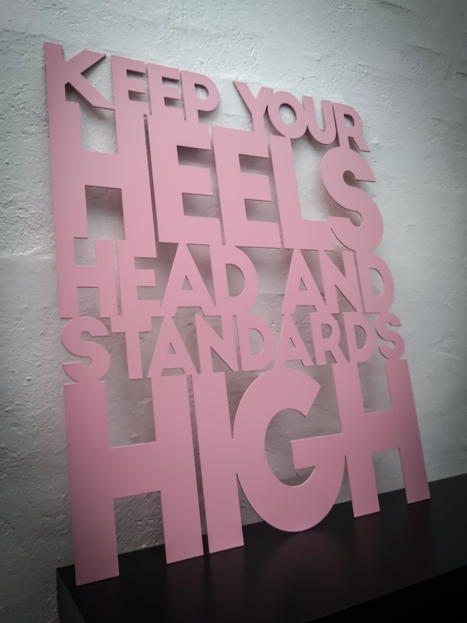 Skilt med citat - Keep your heels head and standards high