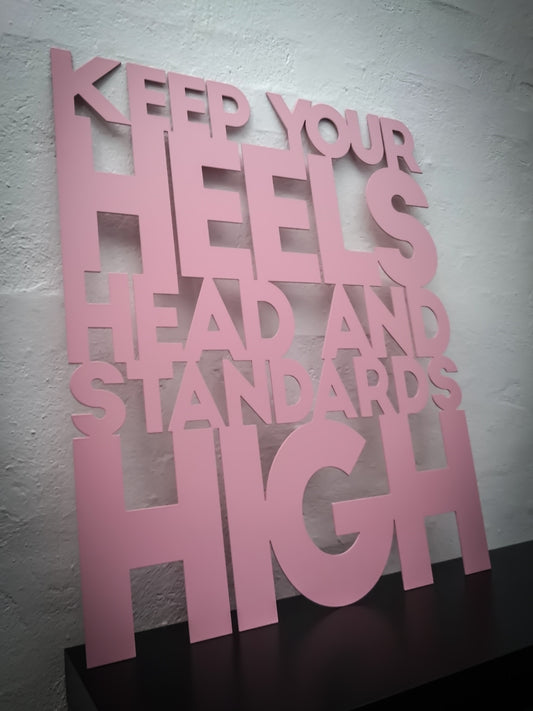 Skilt med citat - Keep your heels head and standards high