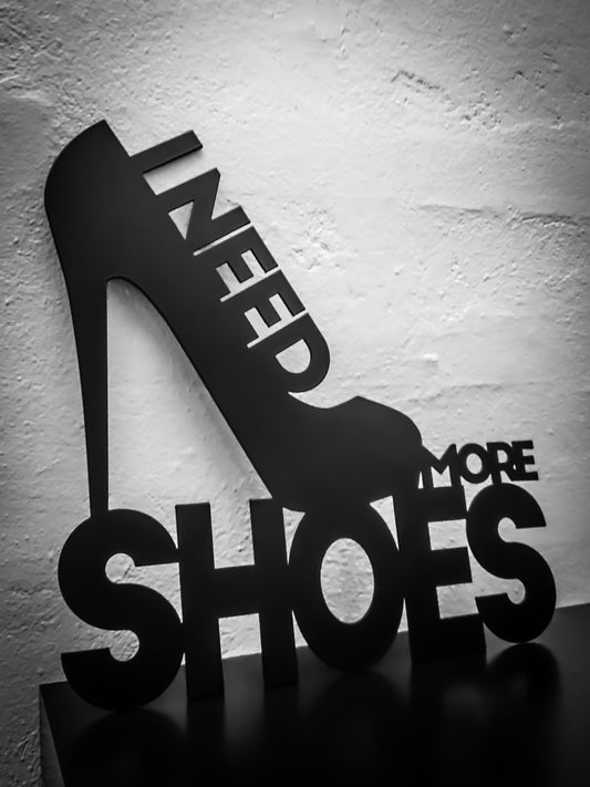 Metalskilt med citat - I need more shoes