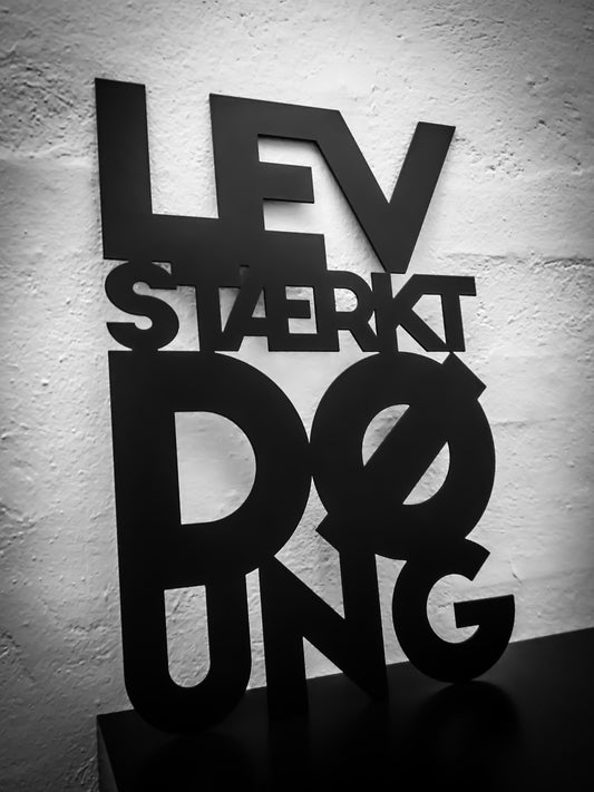 Live strong die young - Black lacquered